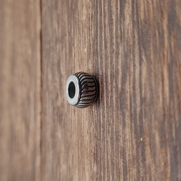 Swirl charm - Picture 1 of 2